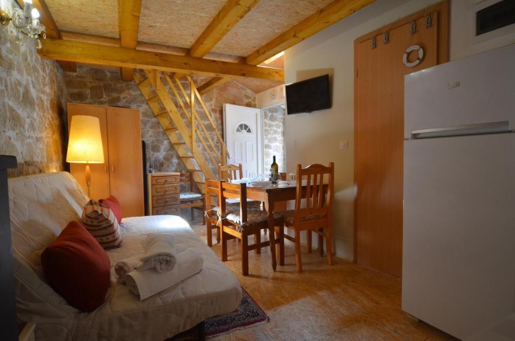 Studio Apartment La Maison De Catherine 로비니 외부 사진