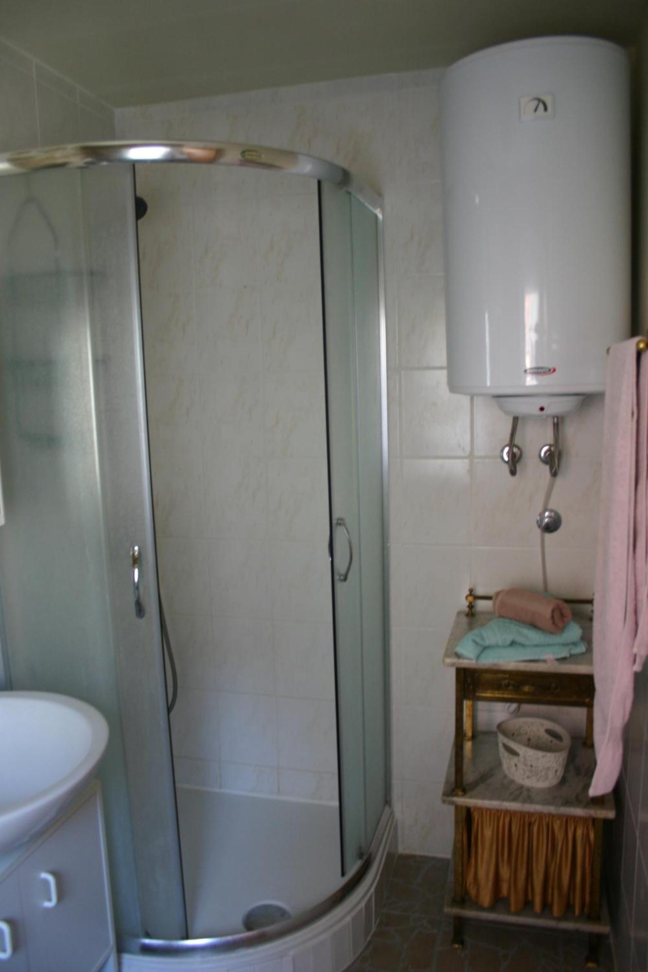 Studio Apartment La Maison De Catherine 로비니 외부 사진