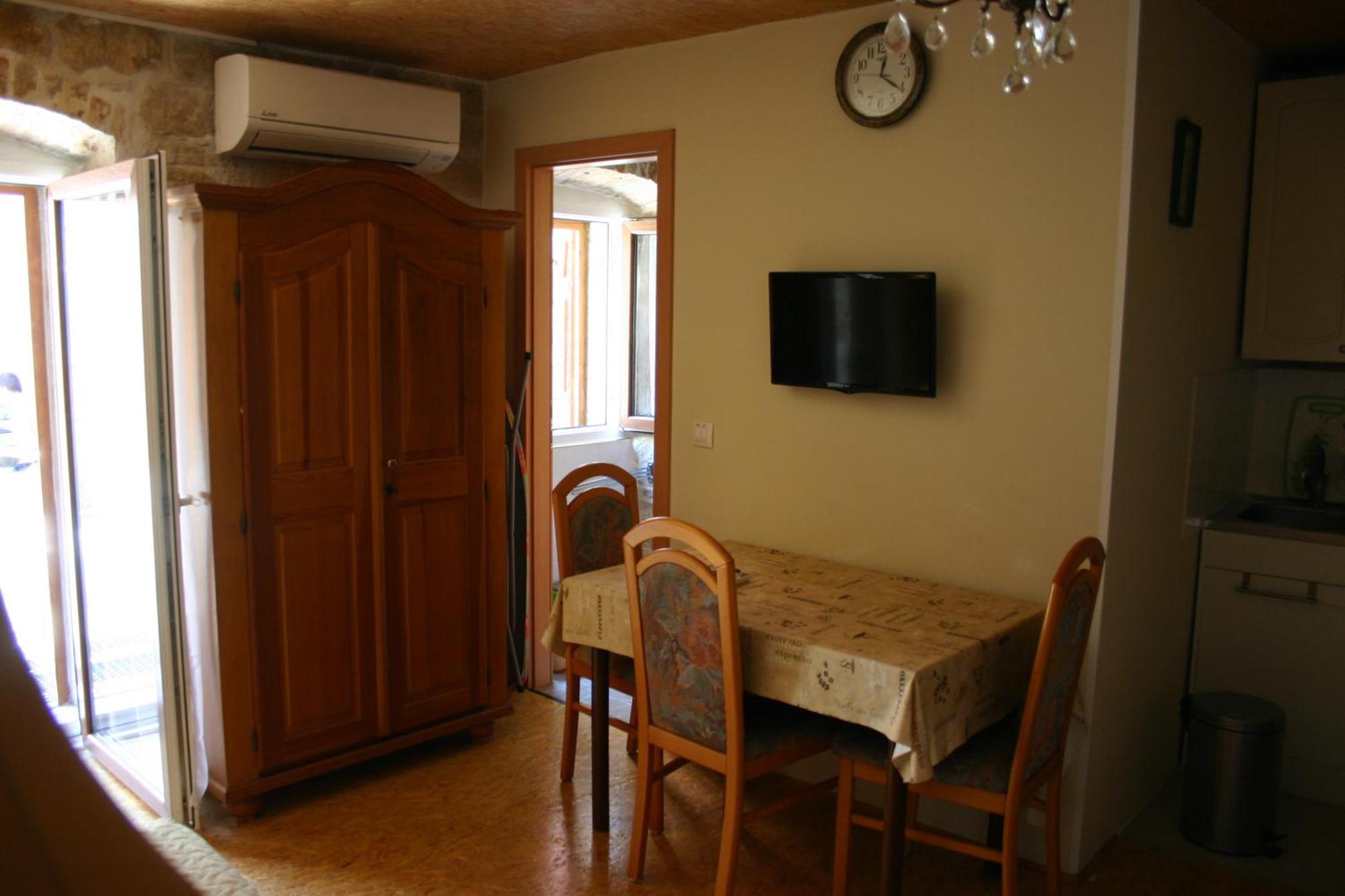 Studio Apartment La Maison De Catherine 로비니 외부 사진