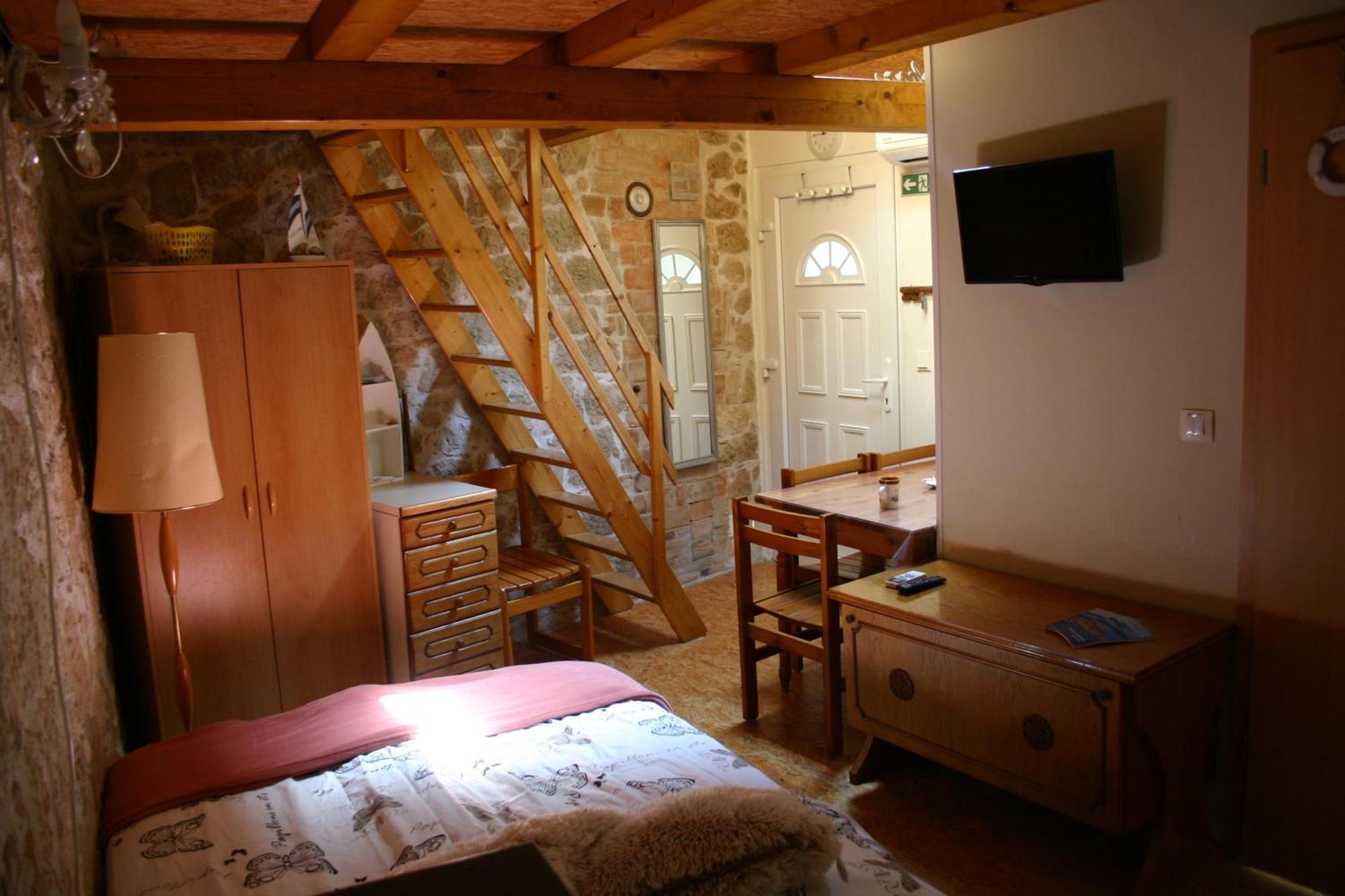 Studio Apartment La Maison De Catherine 로비니 외부 사진