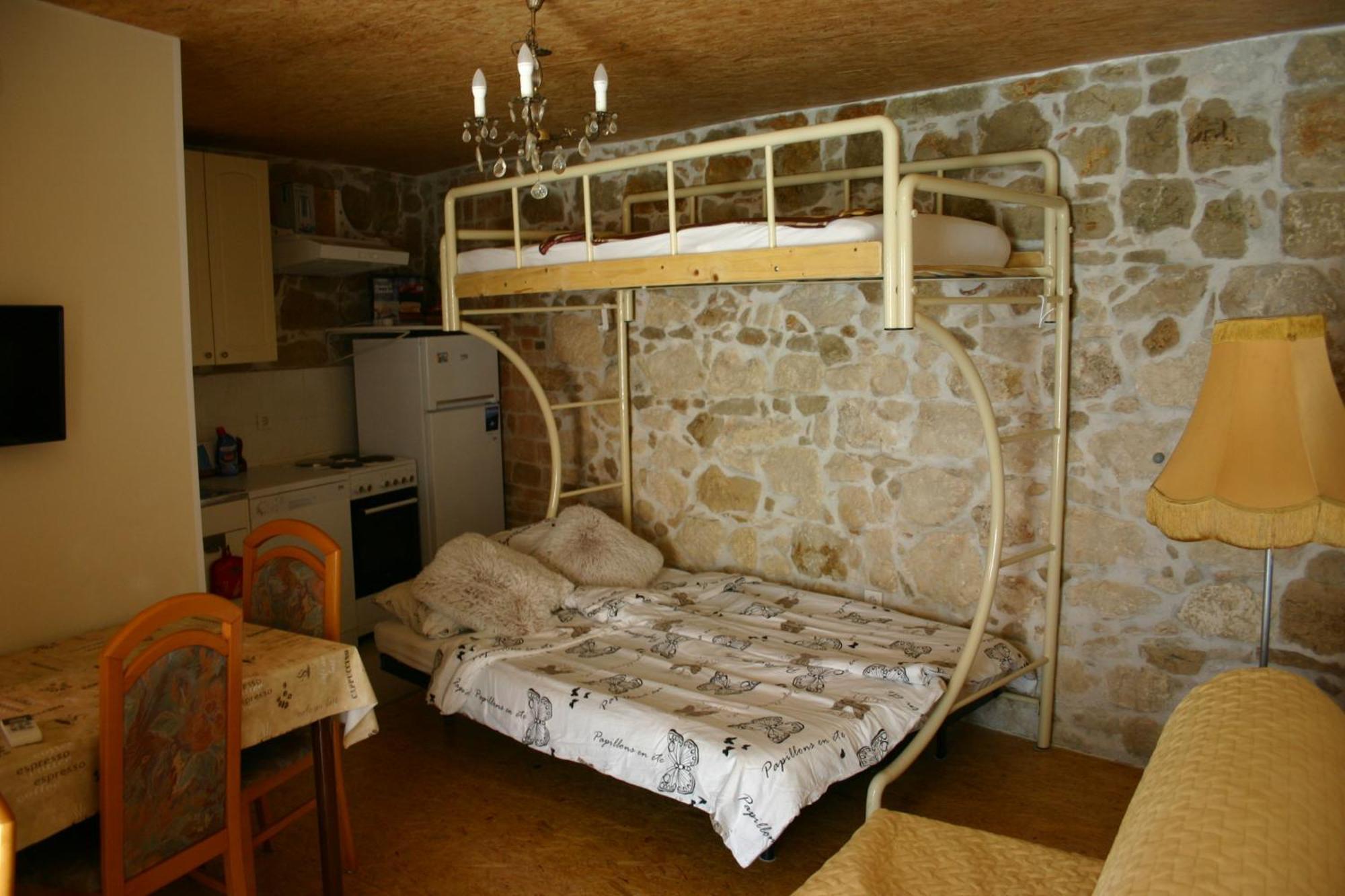 Studio Apartment La Maison De Catherine 로비니 외부 사진